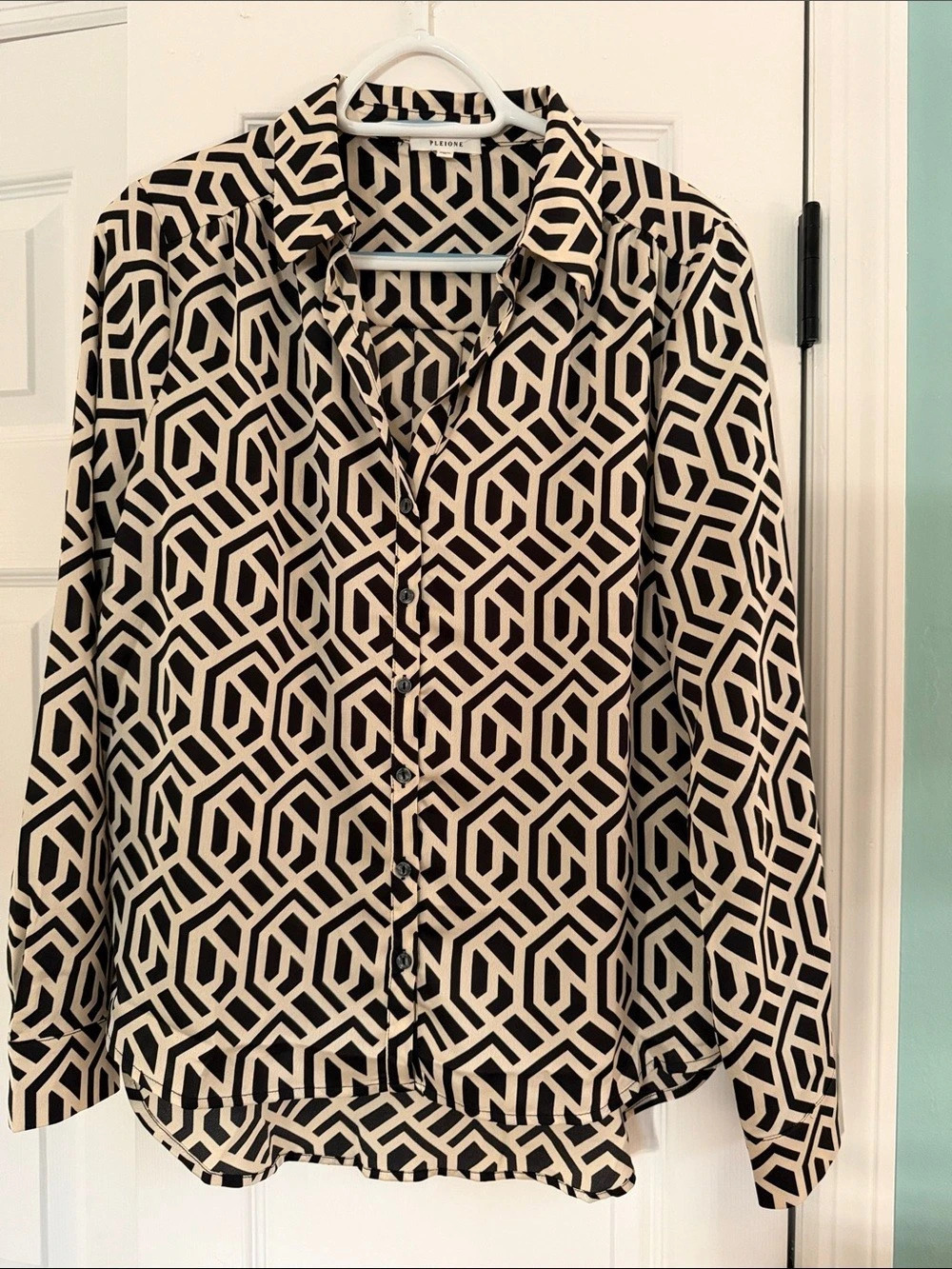 Pleione Geometric Button Down in Black & Cream Size Medium